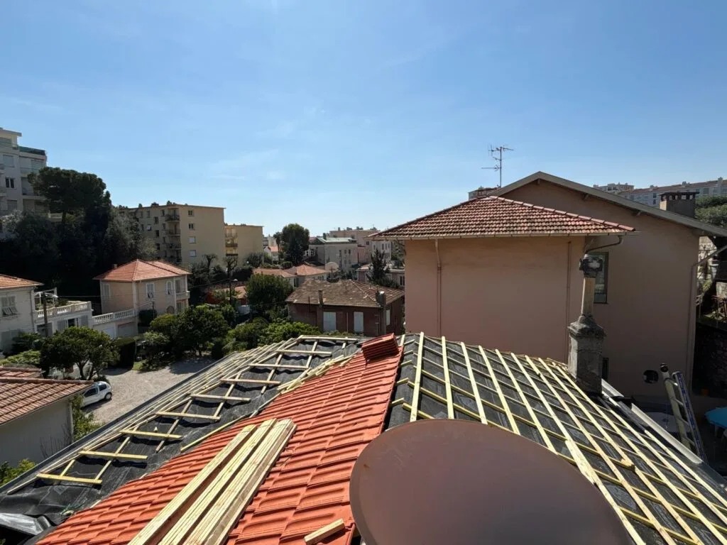 Couvreur charpentier au travail sur une toiture à Tourrettes-sur-Loup